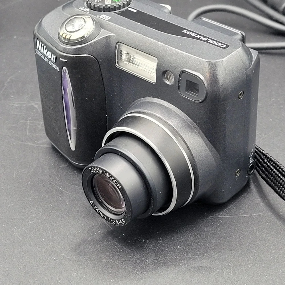 Nikon Coolpix 885 Camera With Batteries And Memory Card Reader Read Description